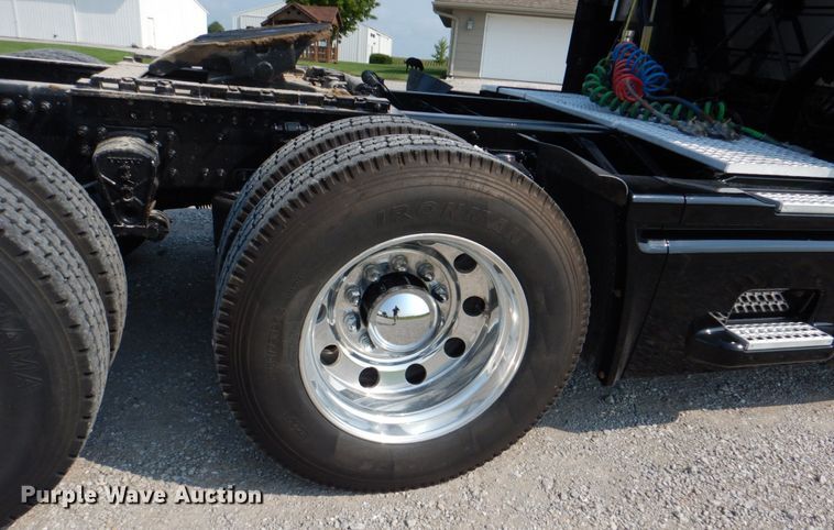 image for item KW9884 2002 Volvo VNL  semi truck