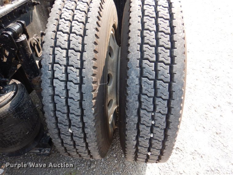 image for item KW9884 2002 Volvo VNL  semi truck