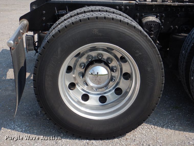 image for item KW9884 2002 Volvo VNL  semi truck