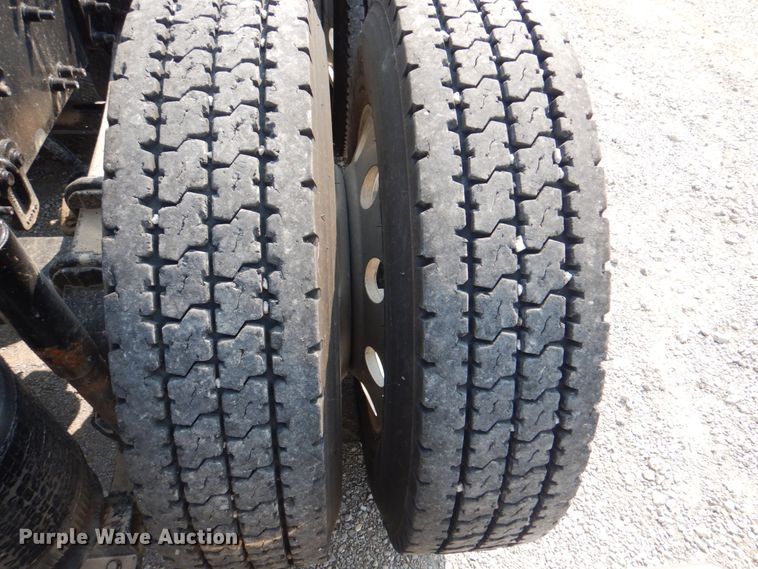 image for item KW9884 2002 Volvo VNL  semi truck