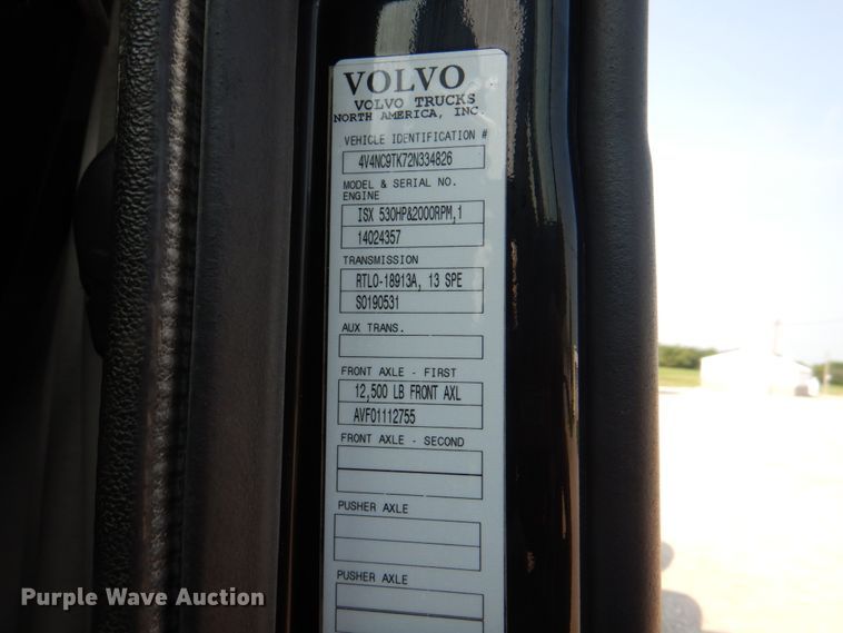 image for item KW9884 2002 Volvo VNL  semi truck