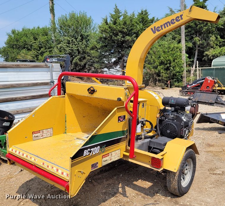 image for item BY9380 2015 Vermeer BC700XL  wood chipper