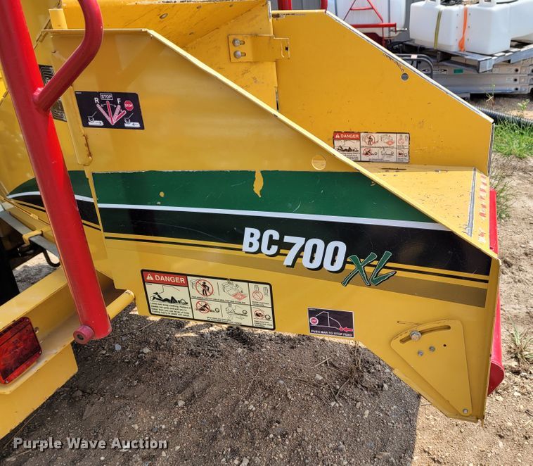 image for item BY9380 2015 Vermeer BC700XL  wood chipper