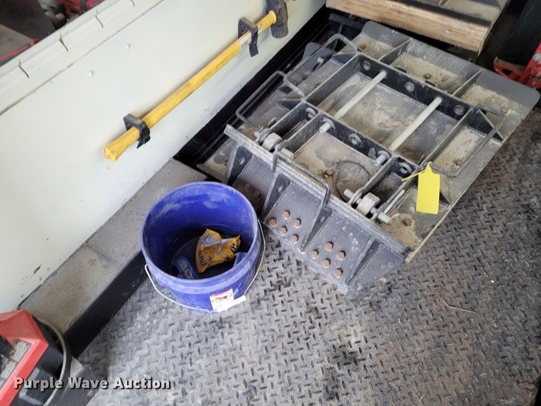 image for item BY9450 2009 GMC C7500  utility / service truck