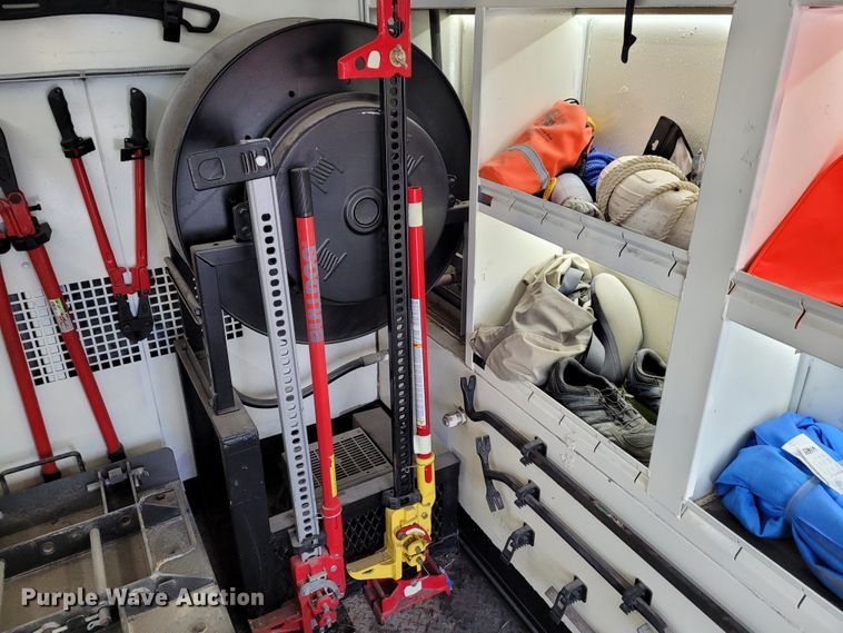 image for item BY9450 2009 GMC C7500  utility / service truck