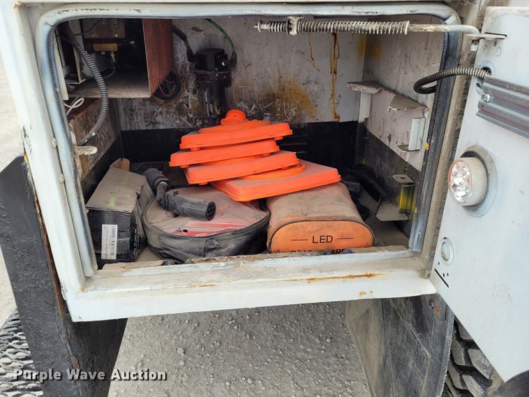 image for item BY9450 2009 GMC C7500  utility / service truck