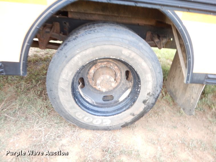 image for item DG0848 2001 International 3800  school bus