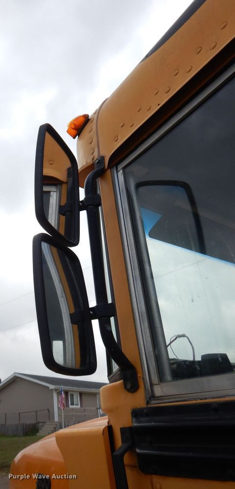 image for item DG0848 2001 International 3800  school bus