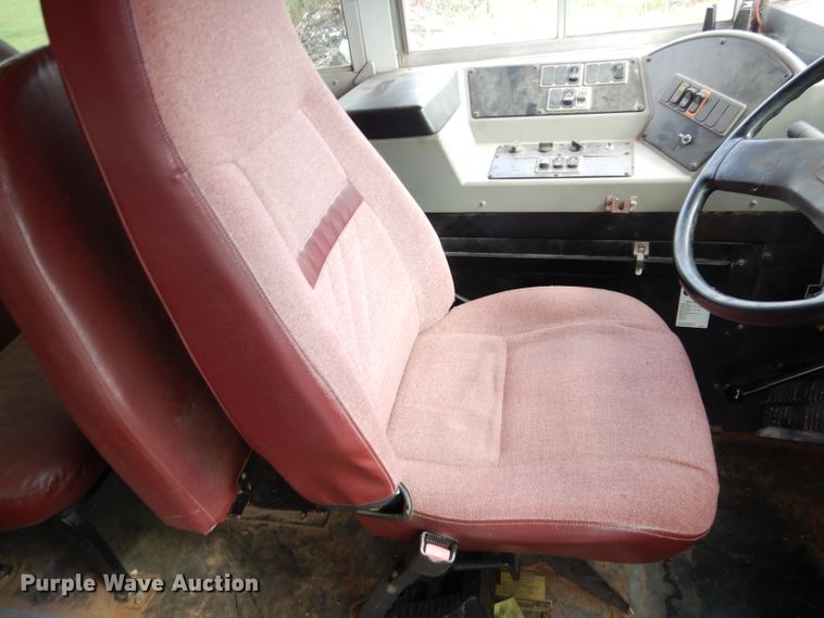 image for item DG0848 2001 International 3800  school bus