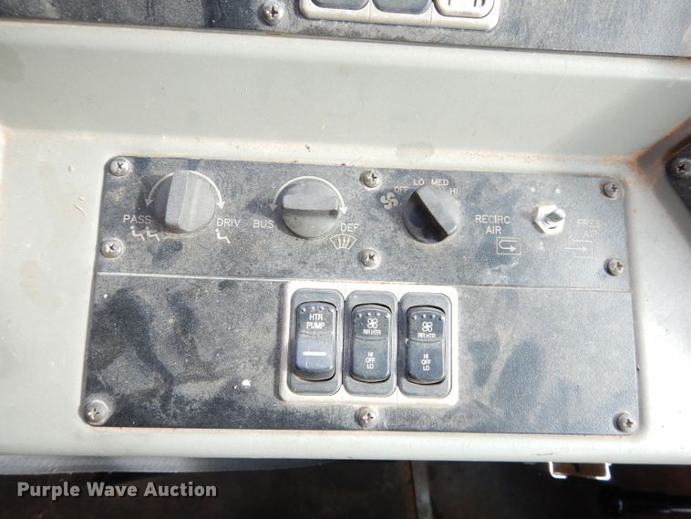 image for item DG0848 2001 International 3800  school bus