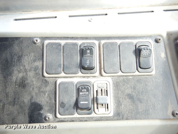 image for item DG0848 2001 International 3800  school bus