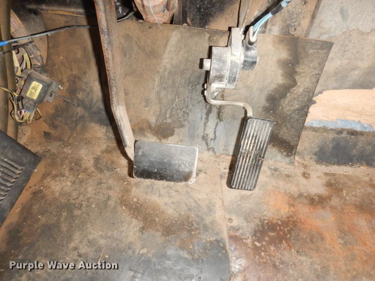 image for item DG0848 2001 International 3800  school bus