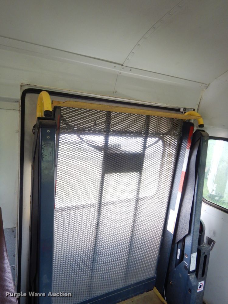 image for item DG0848 2001 International 3800  school bus