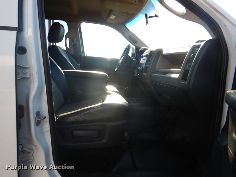 image for item DG1685 2011 Dodge Ram 5500HD  Crew Cab truck cab and chassis