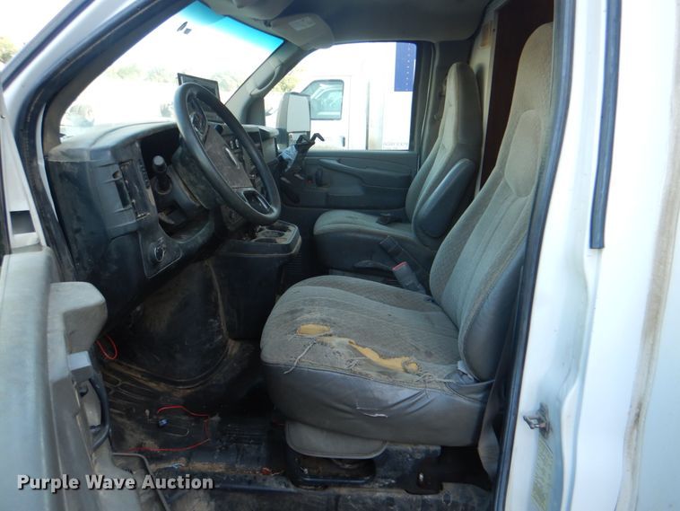image for item DG1693 2009 Chevrolet Express 3500  box truck