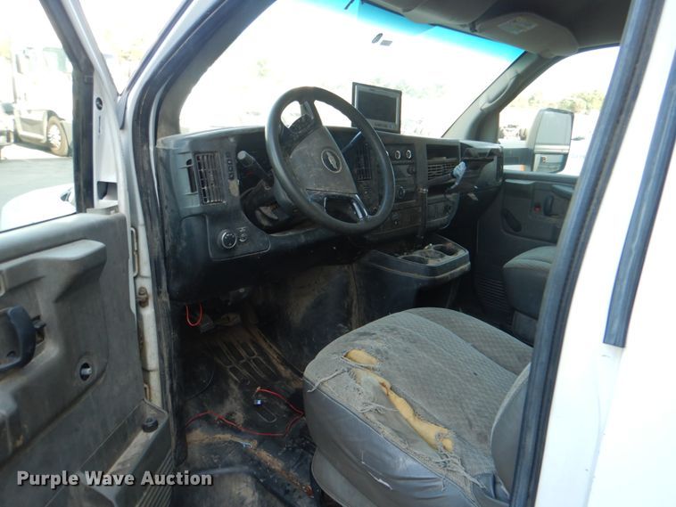 image for item DG1693 2009 Chevrolet Express 3500  box truck