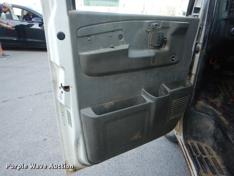 image for item DG1693 2009 Chevrolet Express 3500  box truck