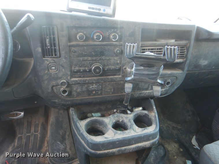 image for item DG1693 2009 Chevrolet Express 3500  box truck