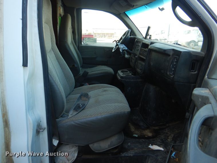 image for item DG1693 2009 Chevrolet Express 3500  box truck