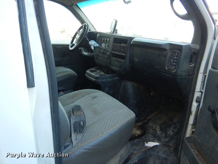 image for item DG1693 2009 Chevrolet Express 3500  box truck