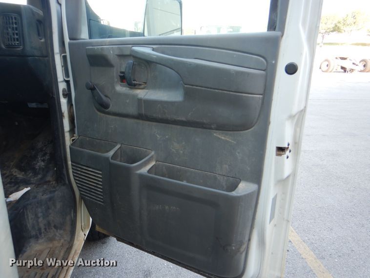 image for item DG1693 2009 Chevrolet Express 3500  box truck