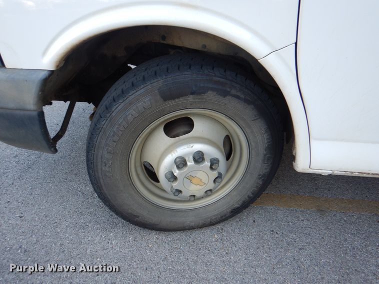 image for item DG1693 2009 Chevrolet Express 3500  box truck