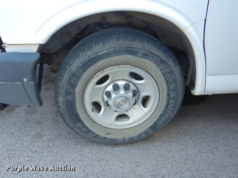 image for item DG1695 2015 Chevrolet Express G3500  box truck