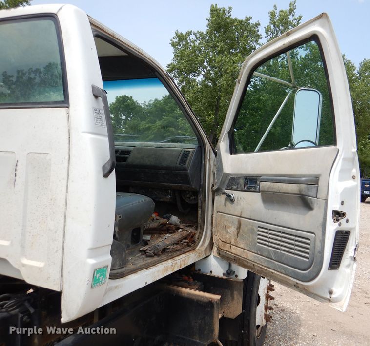 image for item DL3386 1999 GMC C6500  truck cab and chassis