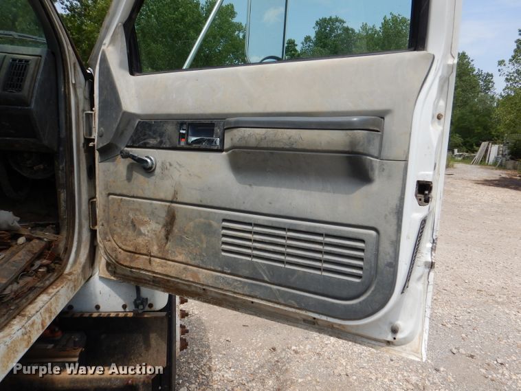 image for item DL3386 1999 GMC C6500  truck cab and chassis
