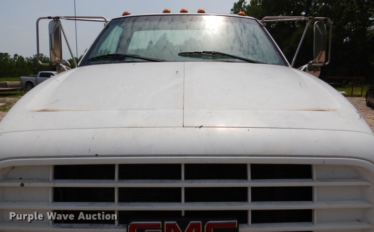 image for item DL3386 1999 GMC C6500  truck cab and chassis