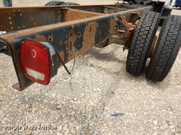 image for item DL3386 1999 GMC C6500  truck cab and chassis