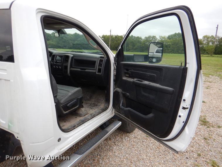 image for item DM1356 2016 Dodge Ram 5500HD  truck cab and chassis