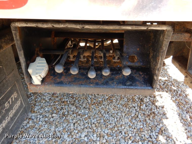 image for item DM1431 1998 GMC 3500HD  rollback truck