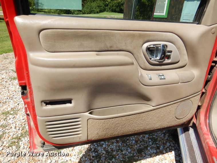 image for item DM1431 1998 GMC 3500HD  rollback truck