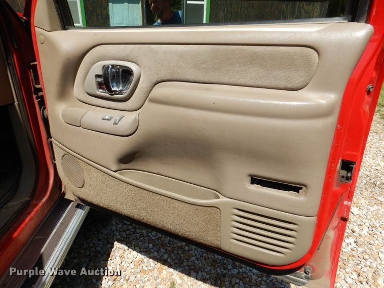 image for item DM1431 1998 GMC 3500HD  rollback truck