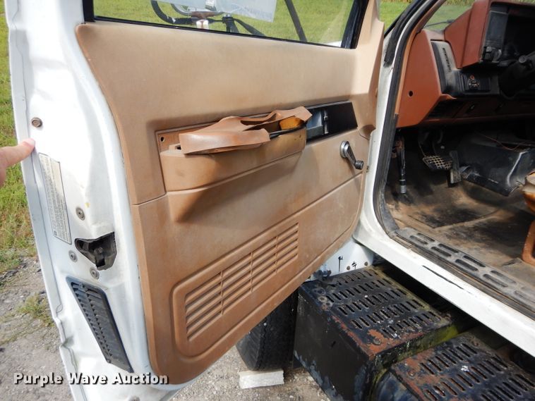 image for item DM4352 1992 GMC C7500  tank truck