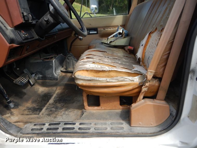 image for item DM4352 1992 GMC C7500  tank truck