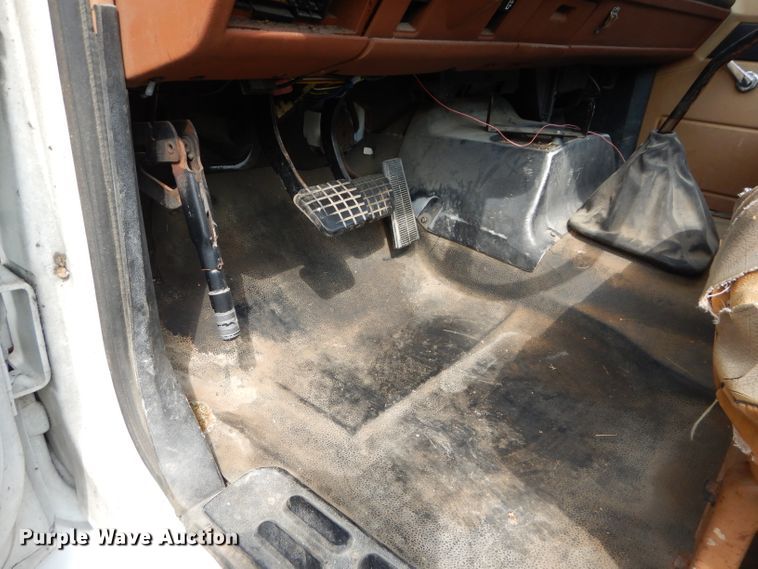 image for item DM4352 1992 GMC C7500  tank truck