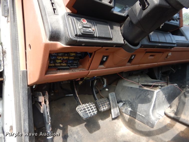 image for item DM4352 1992 GMC C7500  tank truck