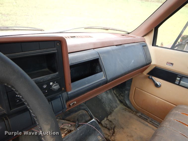 image for item DM4352 1992 GMC C7500  tank truck