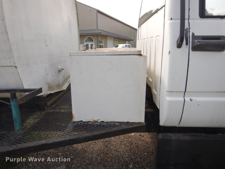 image for item DM4352 1992 GMC C7500  tank truck