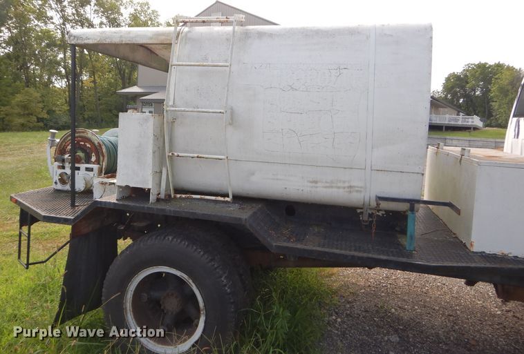image for item DM4352 1992 GMC C7500  tank truck