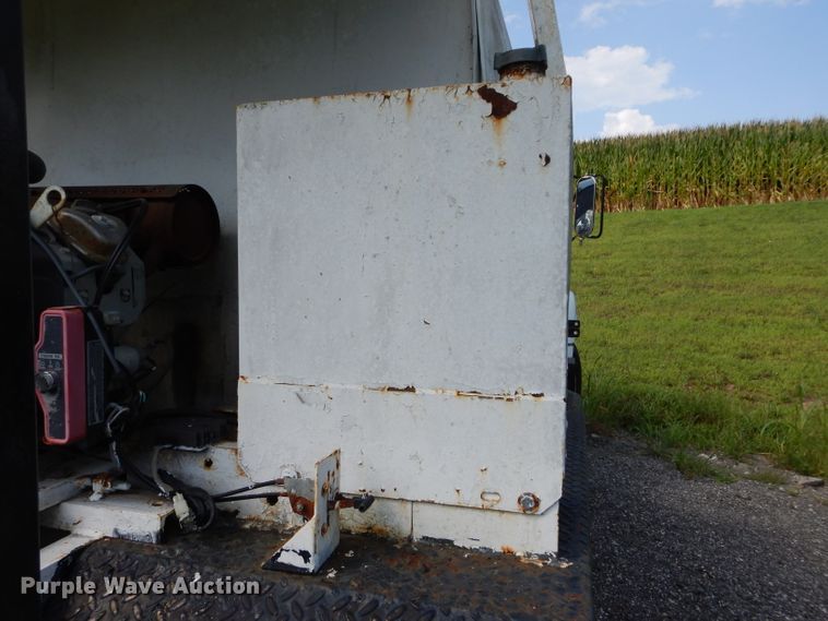 image for item DM4352 1992 GMC C7500  tank truck