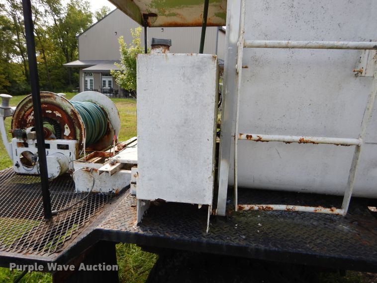 image for item DM4352 1992 GMC C7500  tank truck