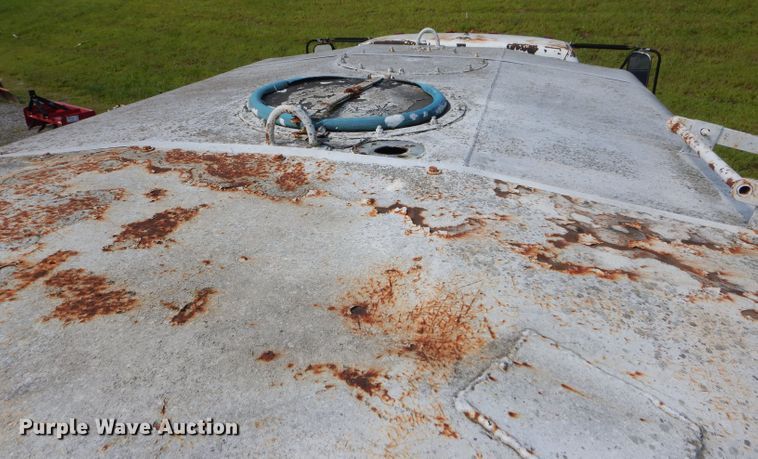 image for item DM4352 1992 GMC C7500  tank truck