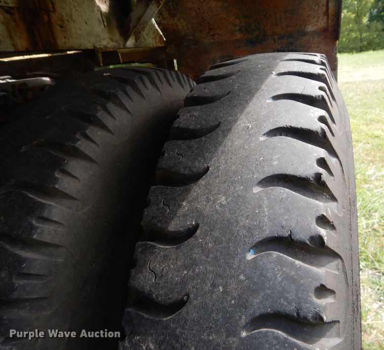 image for item DM4352 1992 GMC C7500  tank truck