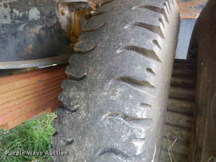 image for item DM4352 1992 GMC C7500  tank truck