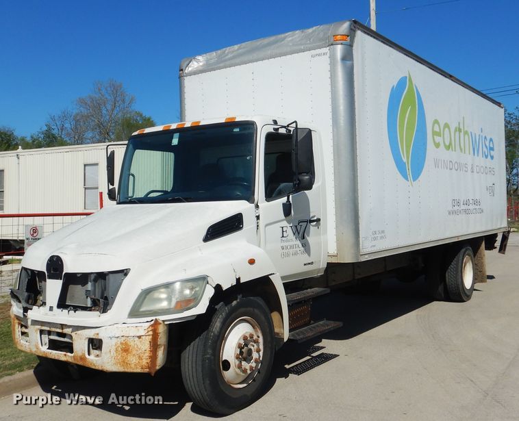 image for item ES9650 2007 Hino 268  box truck