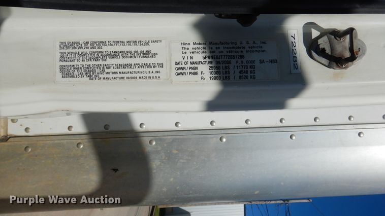 image for item ES9650 2007 Hino 268  box truck