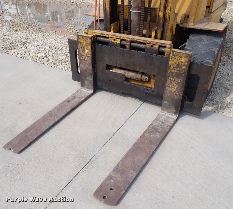 image for item EV9927 Caterpillar V60B  forklift